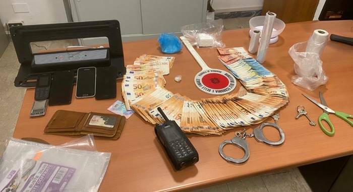 Ardea, pusher sorpreso a vendere cocaina in strada: arrestato