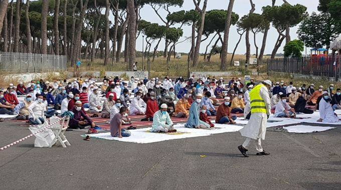 Belli sul Ramadan all’aperto: “800 persone al parcheggio Albergotti, il divieto di assembramento è solo per i romani?