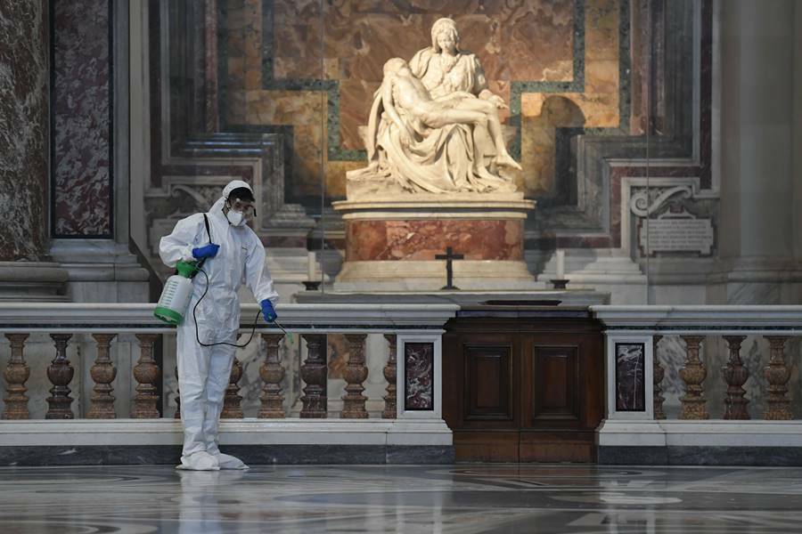 Vaticano, sanificata la basilica di San Pietro: il 18 maggio la riapertura ai fedeli