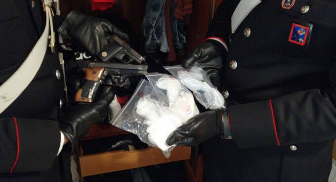 Spaccio di droga ad Ardea: pusher arrestati dopo un inseguimento
