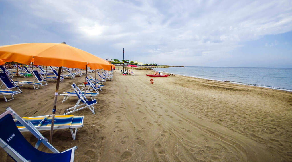 Furbetti degli ombrelloni sulla spiaggia libera di Gaeta: scatta il sequestro