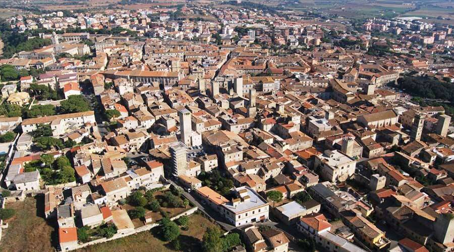 Tarquinia, il centro storico chiude e scoppia la polemica
