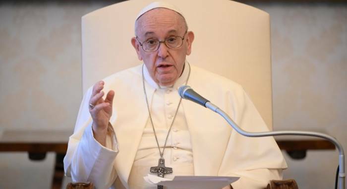 Il Papa: “La preghiera semina vita, insegnate ai bambini a fare bene il segno di croce”