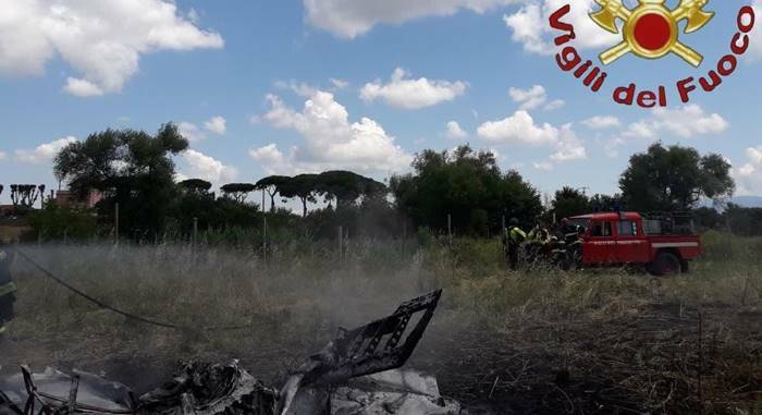 Nettuno, ultraleggero precipita dopo il decollo e prende fuoco: due morti