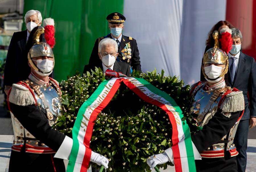 2 Giugno, mascherine e folla all'Altare della Patria per le Frecce Tricolori