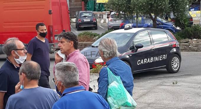 Mercato di Ardea, gli ambulanti si riuniscono per spartirsi la piazza