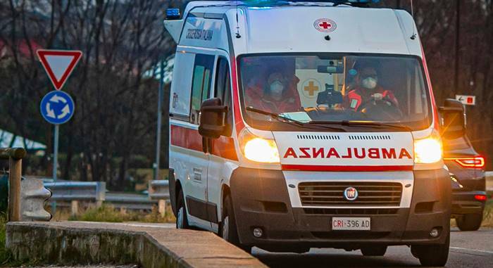 Ostia, incidente tra tre auto e un’ambulanza in via delle Baleari: quattro feriti