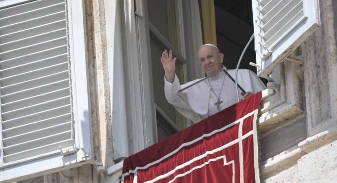 San Valentino, all’Angelus la preghiera di Papa Francesco per gli innamorati