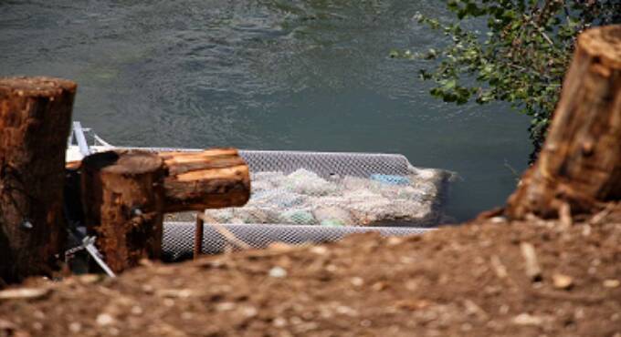 Una barriera antirifiuti sul fiume Aniene