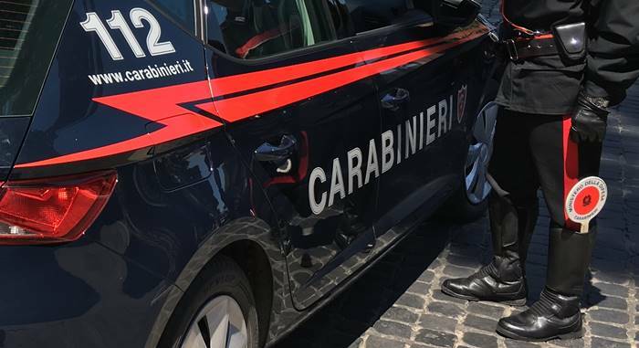 Roma, litiga con un connazionale e gli danneggia l’auto con un’ascia: arrestato