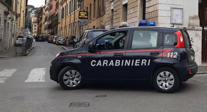 Roma, due rapine in una settimana: borseggiatore tradito da… una ferita alla mano