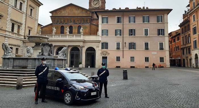 Trastevere, a torso nudo e con un coltello minaccia i passanti e aggredisce i carabinieri: arrestato