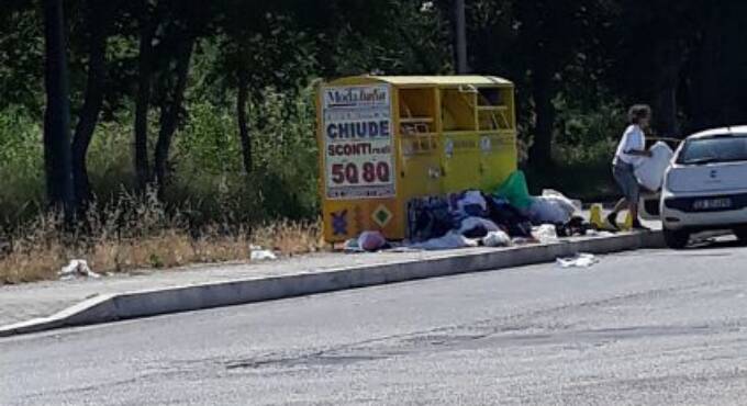 Ardea, cassonetti per gli abiti trasformati in discariche: lo sdegno dei cittadini