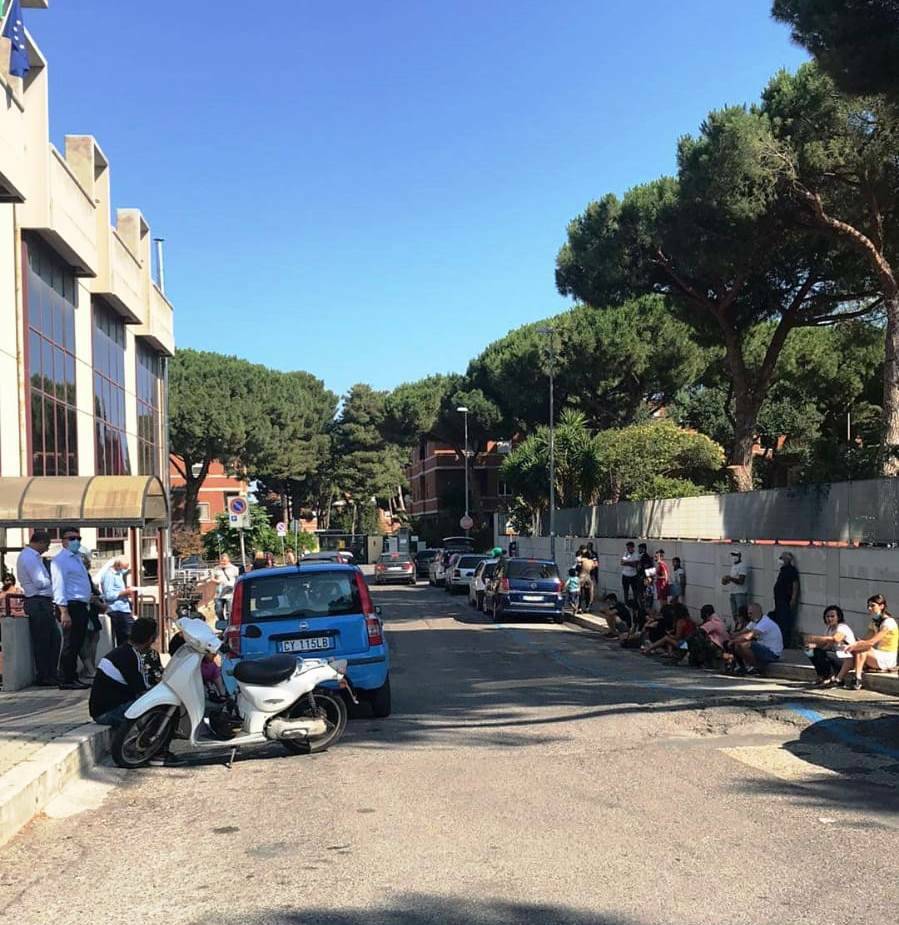 “Cittadini in coda sotto il sole”: il sindaco di Santa Marinella scrive all’Agenzia delle Entrate
