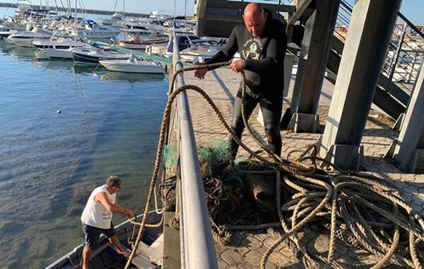 Formia, continua senza sosta il recupero di reti pericolose sparse sulla costa
