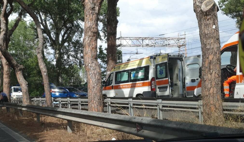Incidente fra un’auto e una moto sulla via Ostiense: due feriti