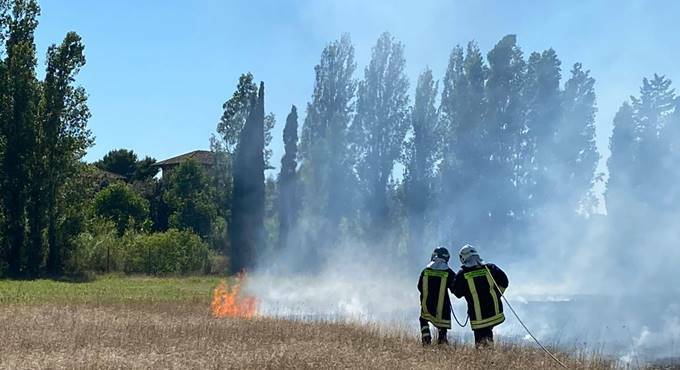 Sterpaglie in fiamme a Parco Leonardo, il fumo invade la Roma-Fiumicino