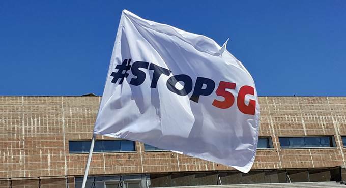 A Fiumicino la protesta “Stop 5G”, gli attivisti: “Non potete sperimentare su di noi”