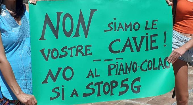 A Fiumicino la protesta “Stop 5G”, gli attivisti: “Non potete sperimentare su di noi”