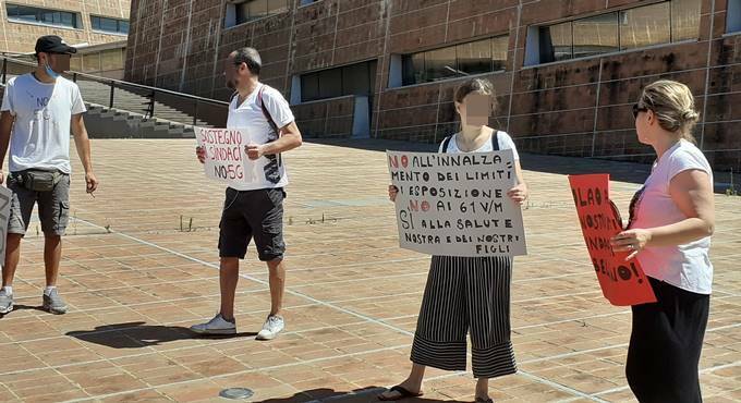 A Fiumicino la protesta “Stop 5G”, gli attivisti: “Non potete sperimentare su di noi”