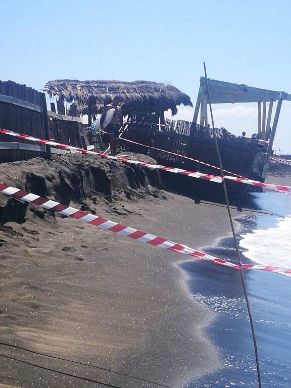 Ostia, erosione e abbandono: crolla il bar de “La Casetta”
