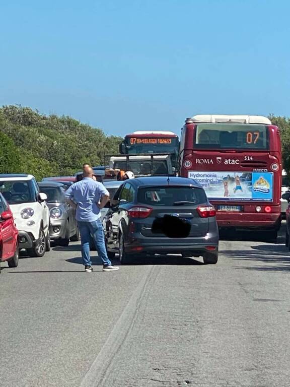 Assalto balneare a Ostia: appena 14 vigili in servizio, traffico alla paralisi