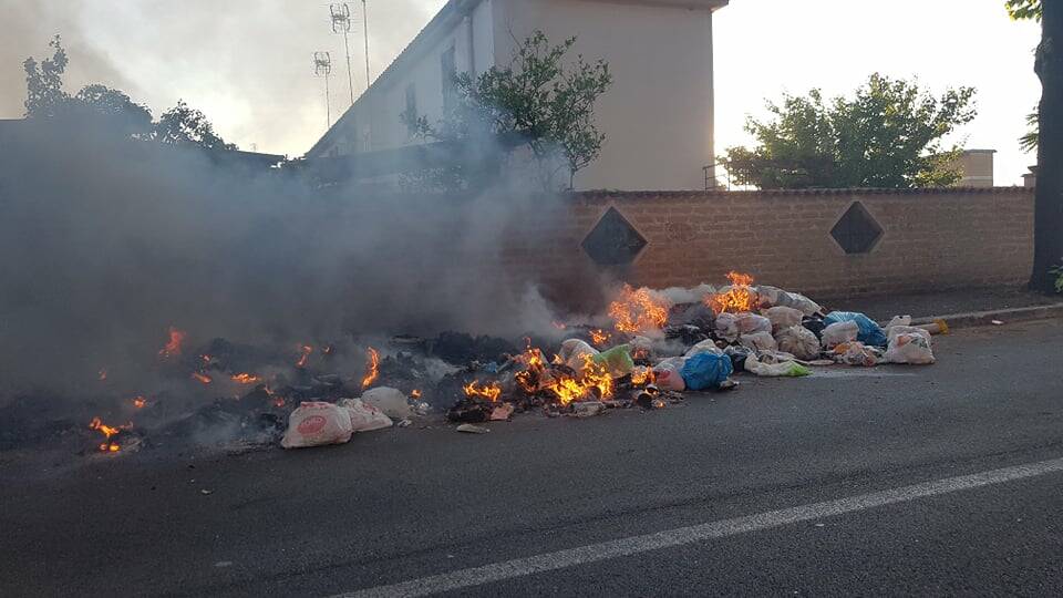 Acilia come la “Terra dei fuochi”: rifiuti bruciano in strada, aria irrespirabile