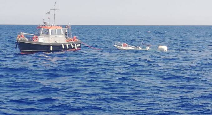 Barca rischia di affondare al largo di Fiumicino: in quattro salvati dalla Guardia Costiera