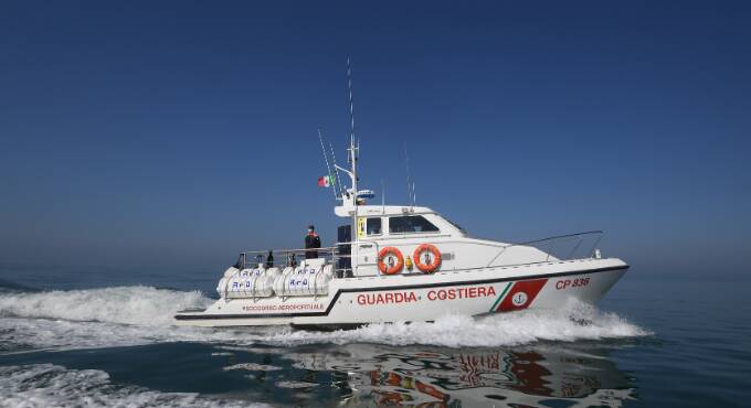 Il “grazie” alla Guardia Costiera dei diportisti salvati al largo delle isole pontine