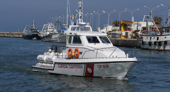 Barca rischia di affondare al largo di Fiumicino: in quattro salvati dalla Guardia Costiera