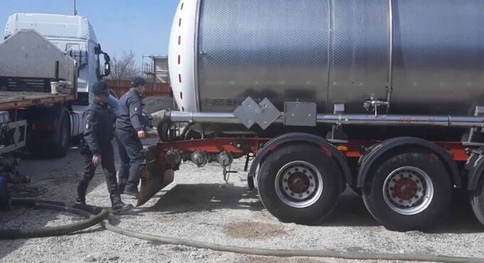 Contrabbando di gasolio per sfuggire al caro carburanti: maxi sequestro della Finanza