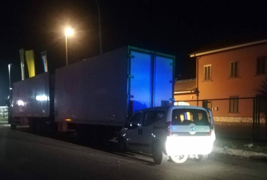 Latina, incidente a via Piave: auto tampona un tir in sosta