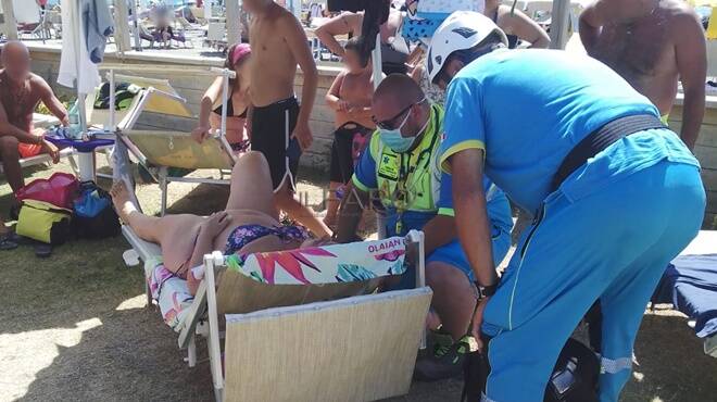 Fiumicino, due malori in spiaggia in poche ore: bagnanti soccorsi dalla Misericordia