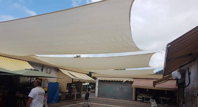 Ladispoli, i commercianti del mercato installano nuove tende da sole