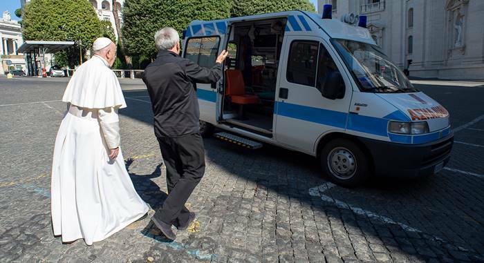Da Papa Francesco una nuova ambulanza per i clochard di Roma