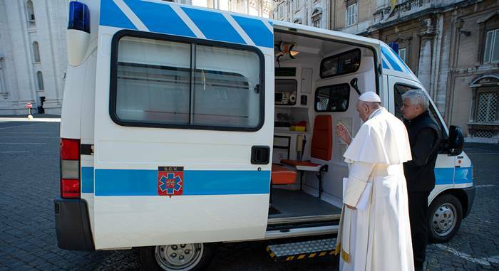 Il regalo del Papa per Torvaianica: tamponi e vaccini gratis per i senzatetto