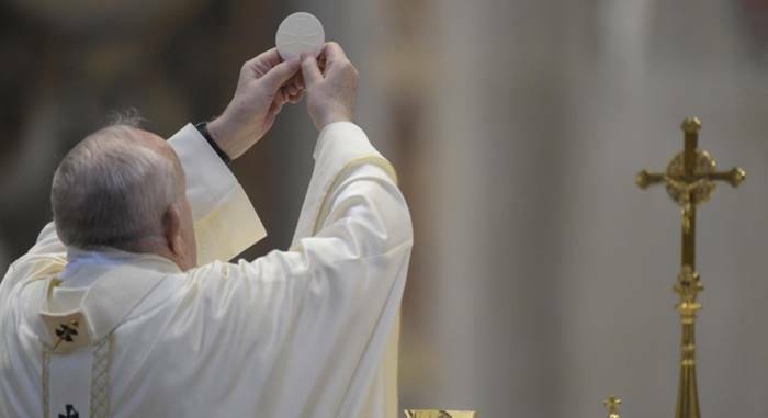 Corpus Domini, il Papa: “La Messa è il tesoro da mettere al primo posto nella Chiesa e nella vita”