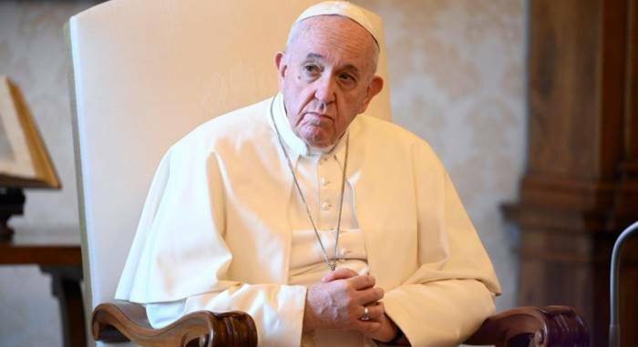 Papa Bergoglio “sdogana” i piaceri del sesso: “E’ fatto per rendere più bello l’amore”