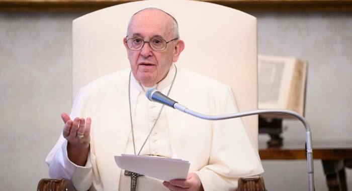 Papa Francesco “benedice” le nozze gay: “Sì alla legge sulle unioni civili”