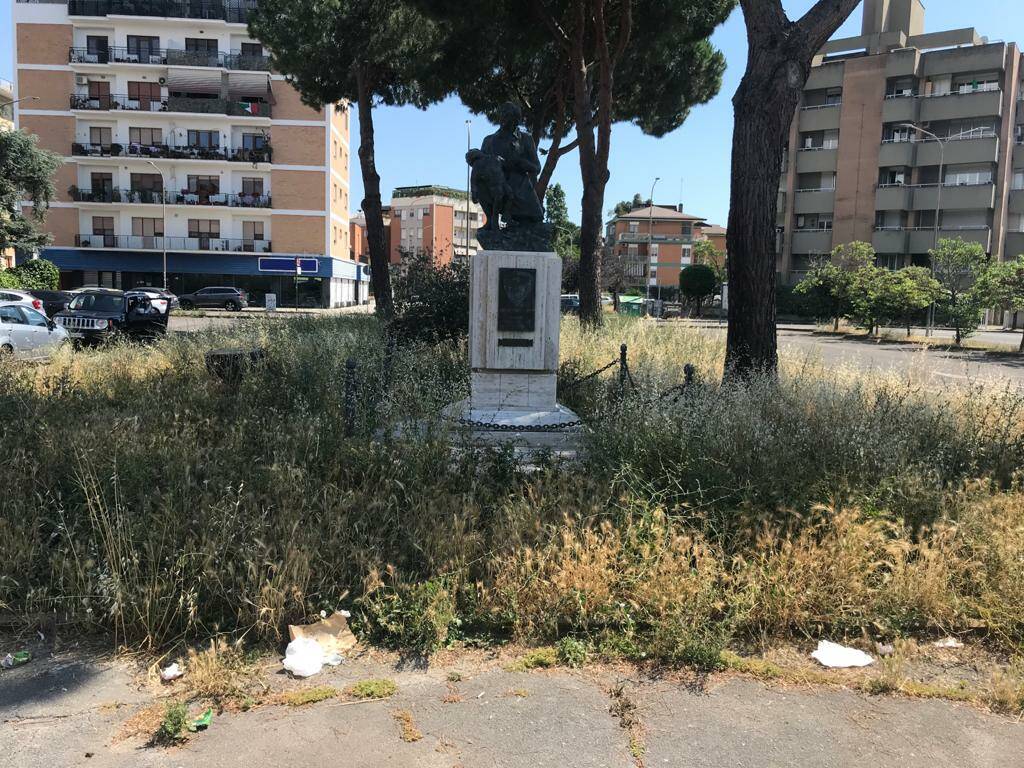 Latina, Marchiella: “Piazza Aldo Manuzio dimenticata tra rifiuti ed erbacce”