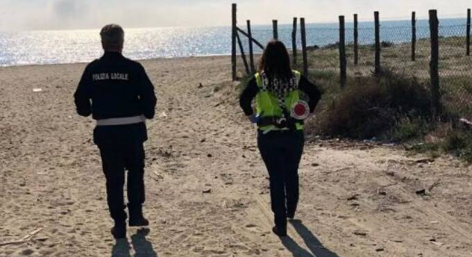 Ombrelloni sequestrati sulla spiaggia libera di Fondi, la rabbia di una turista sui social