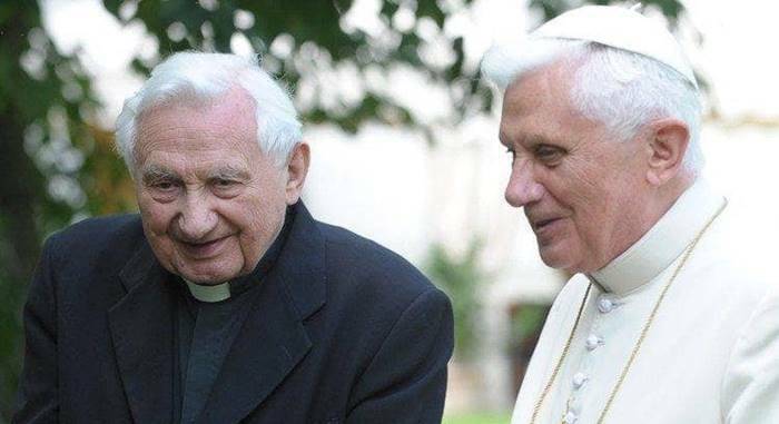 Benedetto XVI segue in streaming dal Vaticano i funerali del fratello George