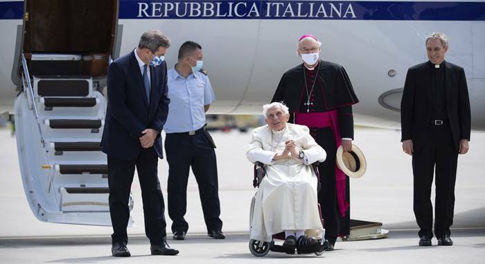 Benedetto XVI rientra in Vaticano dopo la visita in Germania al fratello malato