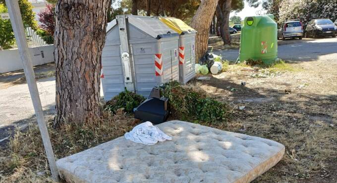 Rifiuti abbandonati in strada a Montalto, Corniglia: “Situazione intollerabile”