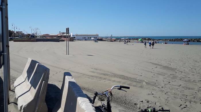 Fiumicino, completato il primo intervento di pulizia su tutte le spiagge libere