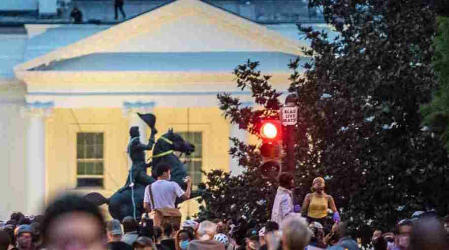 Usa, manifestanti contro la statua di Jackson, tensione alla Casa Bianca