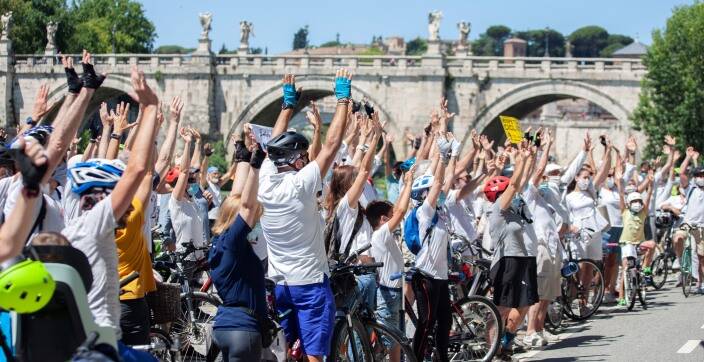 Un fiume bianco di biciclette per chiedere tutela per il Tevere