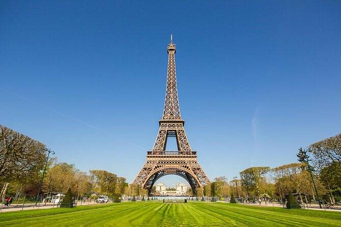 Parigi, riapre la Torre Eiffel: obbligo di mascherine, ma niente ascensori