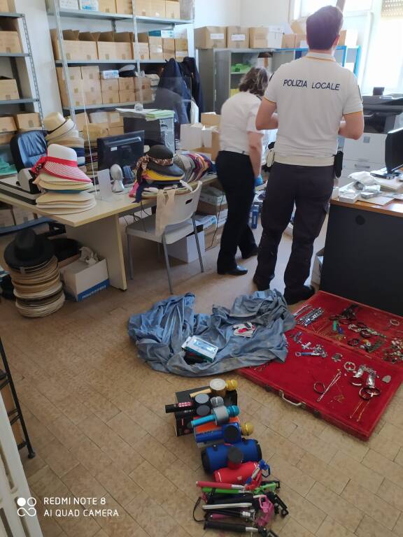Vende senza licenza: centinaia di oggetti sequestrati a Civitavecchia
