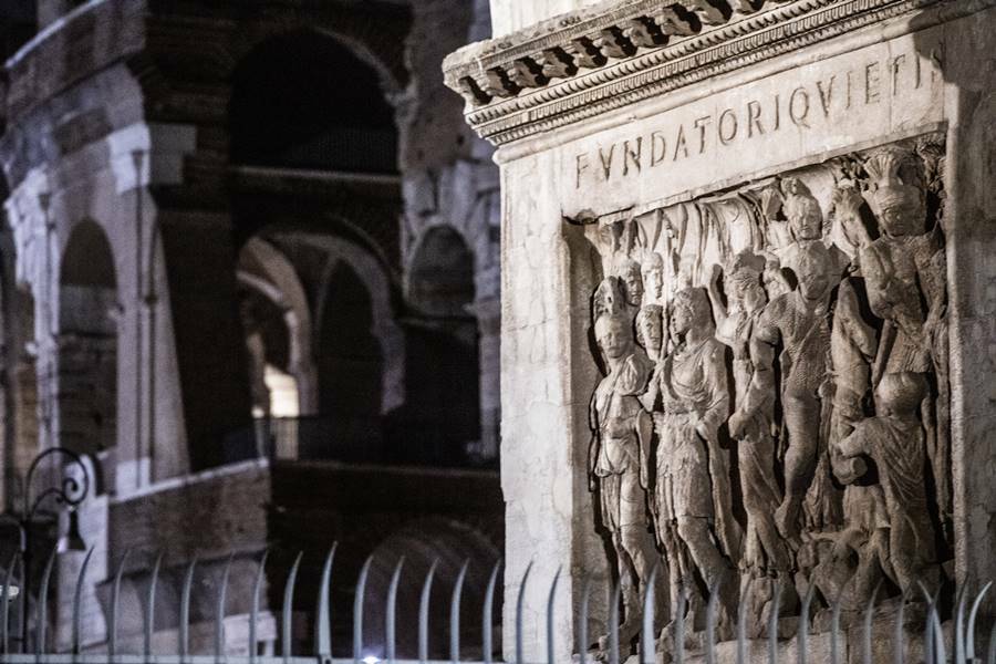 Roma, l'Arco di Costantino brilla di nuova luce